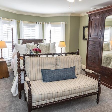 White Doe Inn Bed & Breakfast แมนทีโอ ภายนอก รูปภาพ