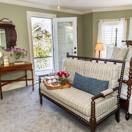 White Doe Inn Bed & Breakfast แมนทีโอ ภายนอก รูปภาพ