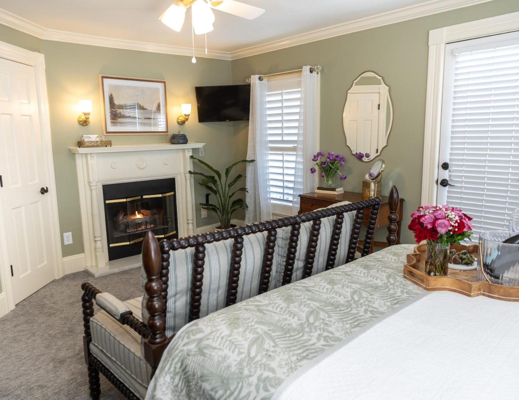 White Doe Inn Bed & Breakfast แมนทีโอ ภายนอก รูปภาพ