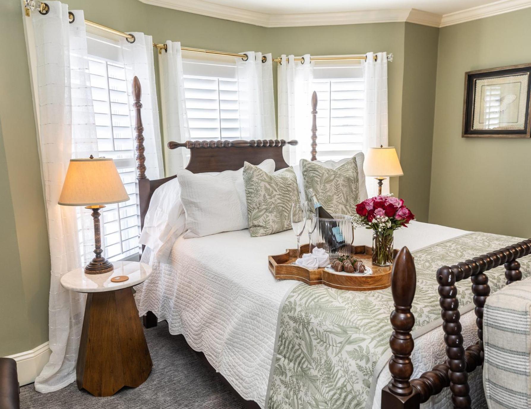 White Doe Inn Bed & Breakfast แมนทีโอ ภายนอก รูปภาพ
